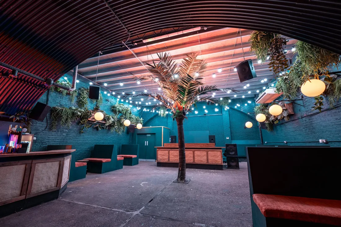 Night Tales Arch 14 bar: curved arch roof, palm tree, lanterns